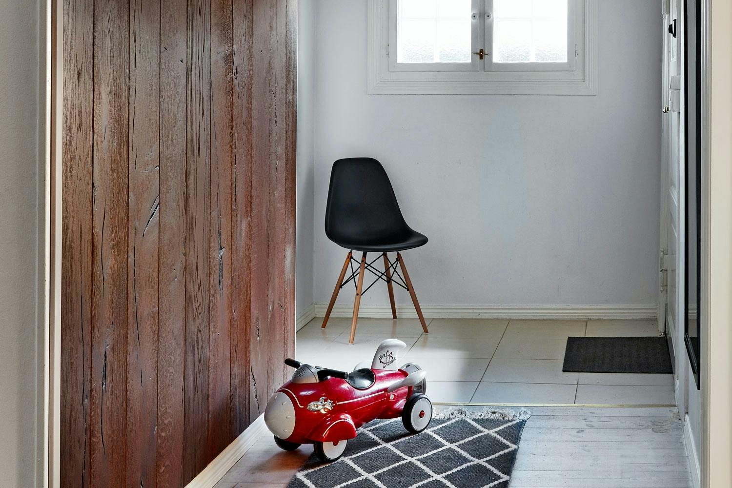 Lattialautoja seinälle